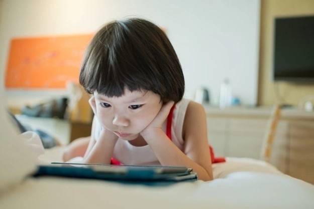 Trẻ nghiện điện thoai có nguy cơ cận thị lớn hơn 80% so với người bình thường