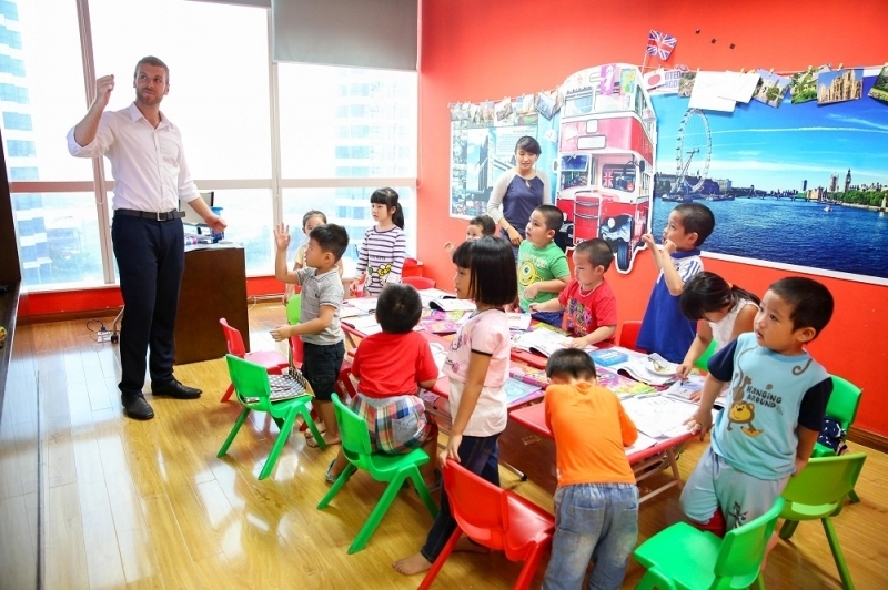 Bàn ghế nhựa đúc cho bé ngồi học tại trung tâm AMES