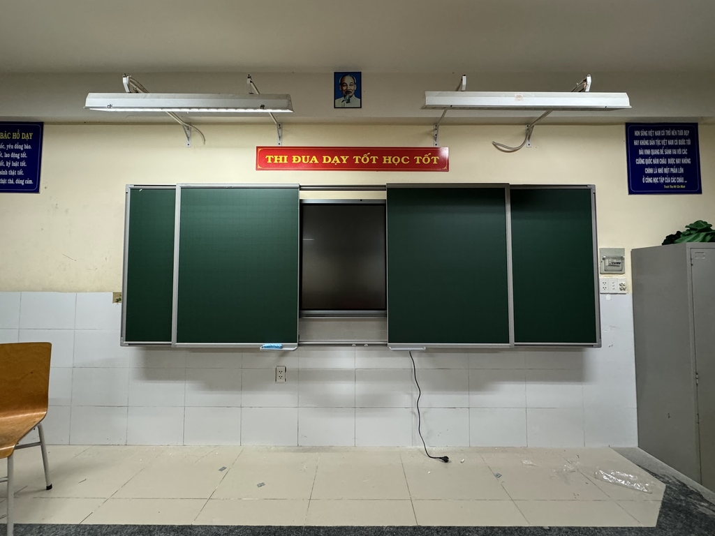 Bảng từ xanh trượt ngang hiện đại cho lớp học