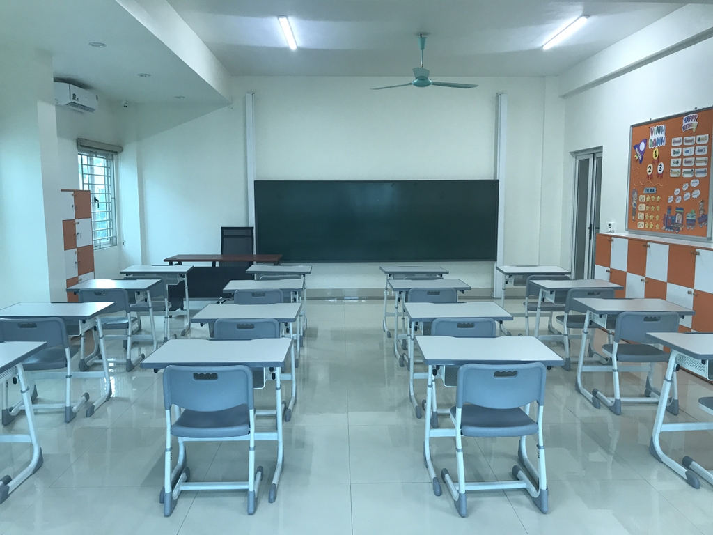 Lắp đặt bàn ghế học tập tại trường tiểu học Nguyễn Bỉnh Khiêm