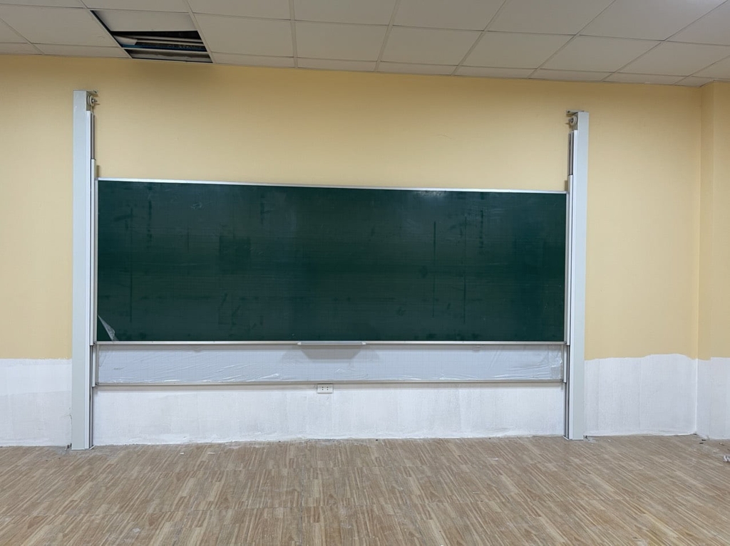 Bảng trượt dọc được thiết kế với khả năng nâng hạ linh hoạt, phù hợp với nhiều đối tượng sử dụng.