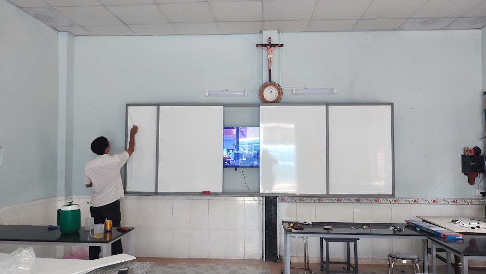 Lắp đặt bảng trượt kết hợp tivi thông minh ở Đồng Nai