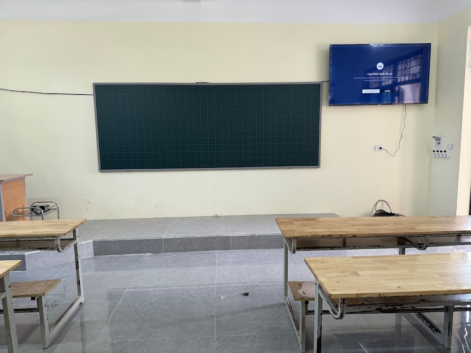 Tiến hành lắp đặt bảng từ xanh tại trường tiểu học Tân Việt - Hưng Yên