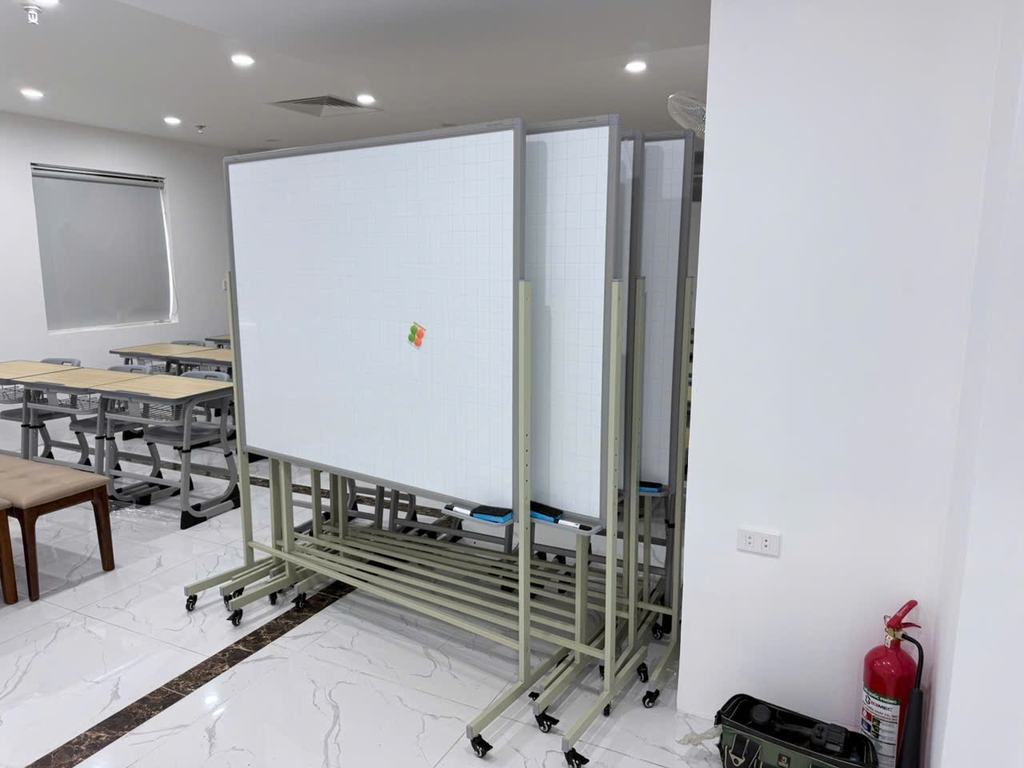 Giá bảng trắng viết bút lông quận 7 phụ thuộc vào kích thước, kiểu dáng bảng