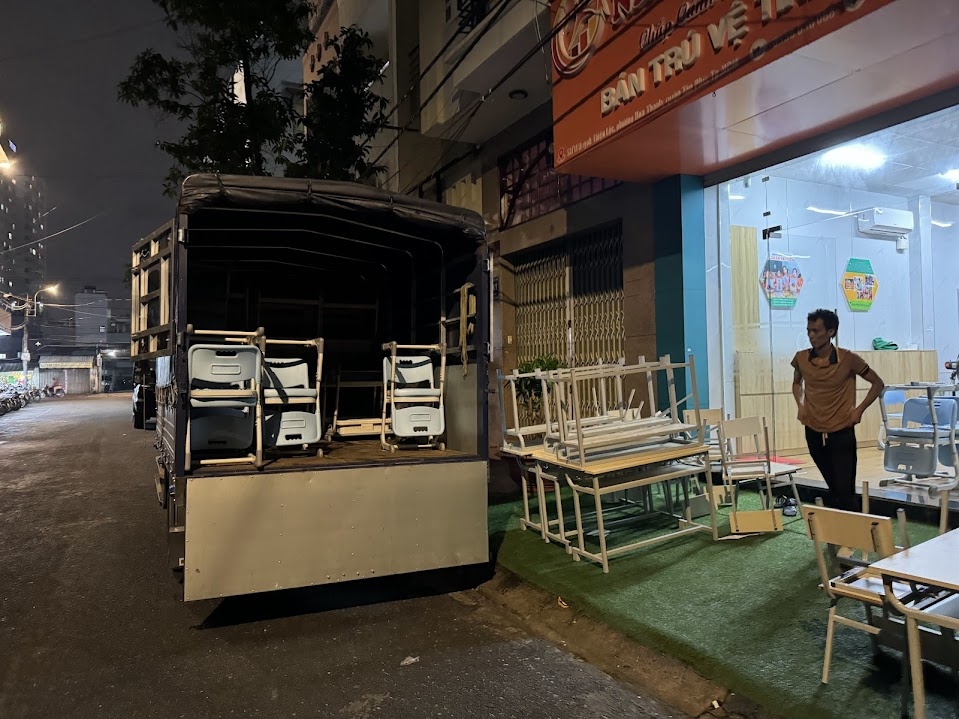 ắp đặt bàn ghế học sinh tại Trường Đoàn Thị Điểm - Quận 5, Hồ Chí Minh