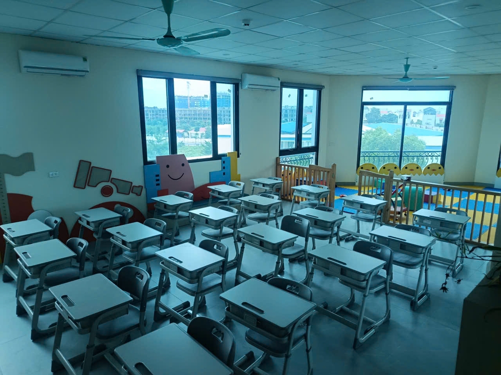 Lớp học mới được bố trí bàn ghế học sinh gọn gàng, khoa học