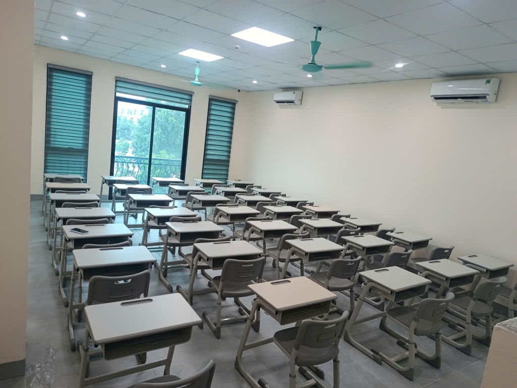 Lắp đặt bàn ghế học sinh cho lớp học trước thềm khai giảng