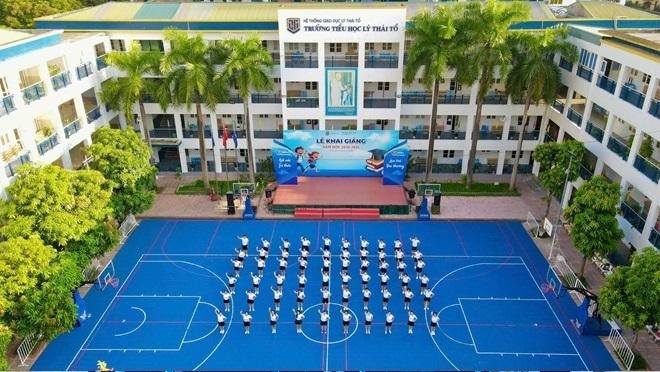 Lắp đặt bàn ghế học sinh tại trưởng Tiểu Học Lý Thái Tổ