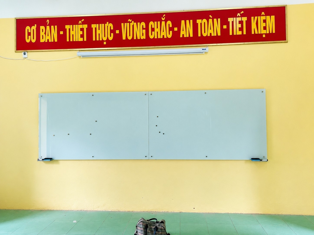 Bảng kính cường lực sau khi hoàn thiện trong không gian phòng học hiện đại