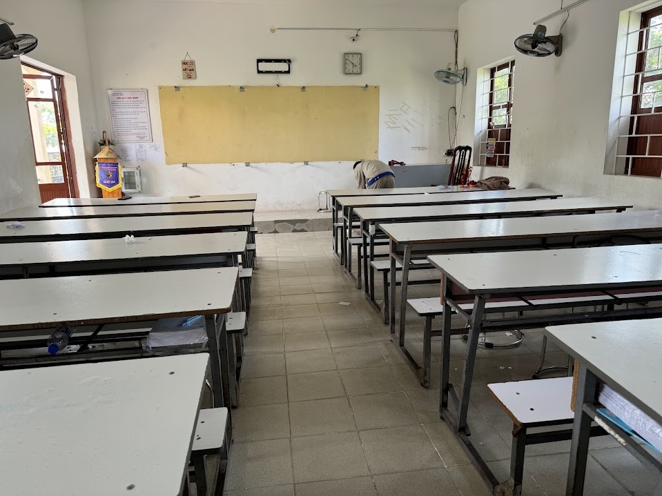 Chuẩn bị lắp đặt bảng trượt ngang tại THPT