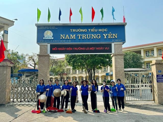 Lắp đặt bảng tin tại trường tiểu học Nam Trung Yên