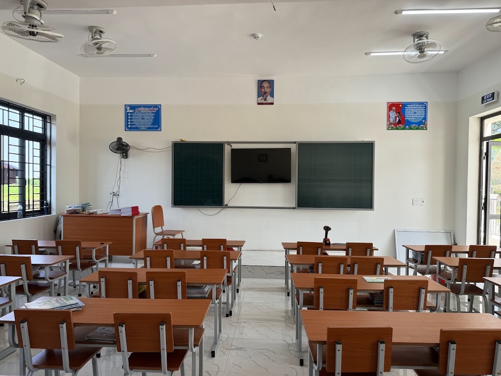 Lắp đặt bảng trượt ngang tại trường học Nam Định
