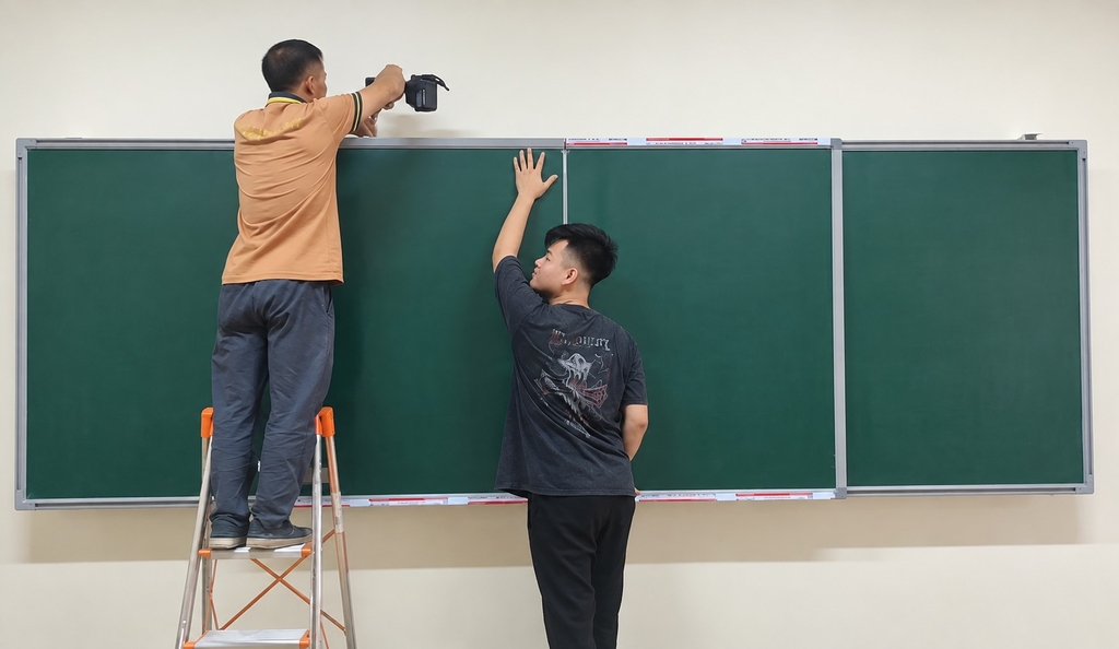 Lắp đặt bảng trượt ngang tại THPT Nam Định
