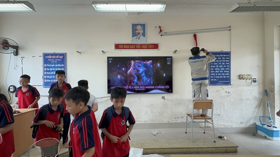 Lắp đặt bảng trượt tại các lớp của trường tiểu học Đông Anh - Hà Nội
