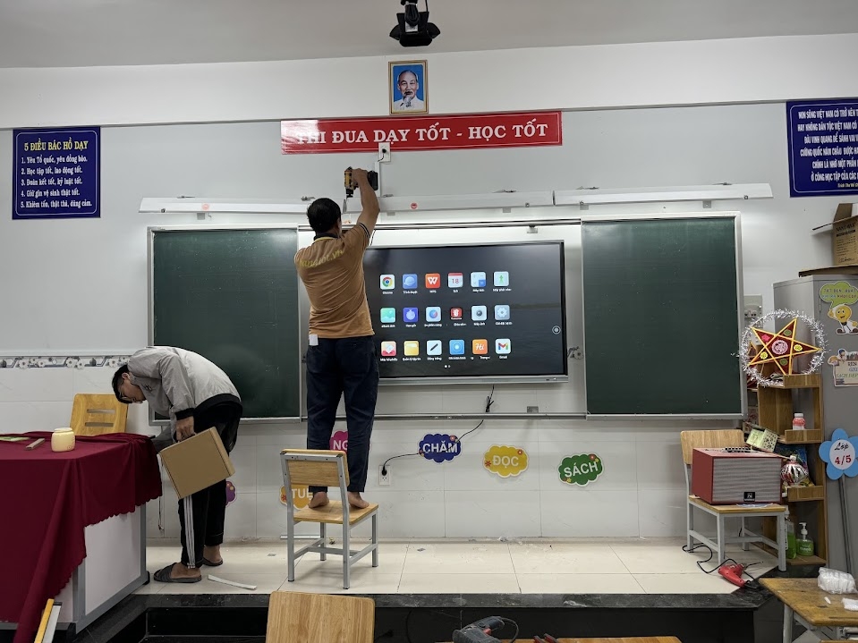 Bảng tốt lắp đặt bảng trượt ngang tại trường học