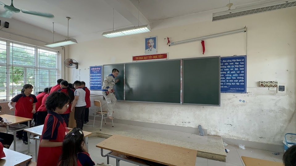 Bảng trượt ngang giúp mở rộng diện tích viết và nâng cao hiệu quả giảng dạy trong lớp học
