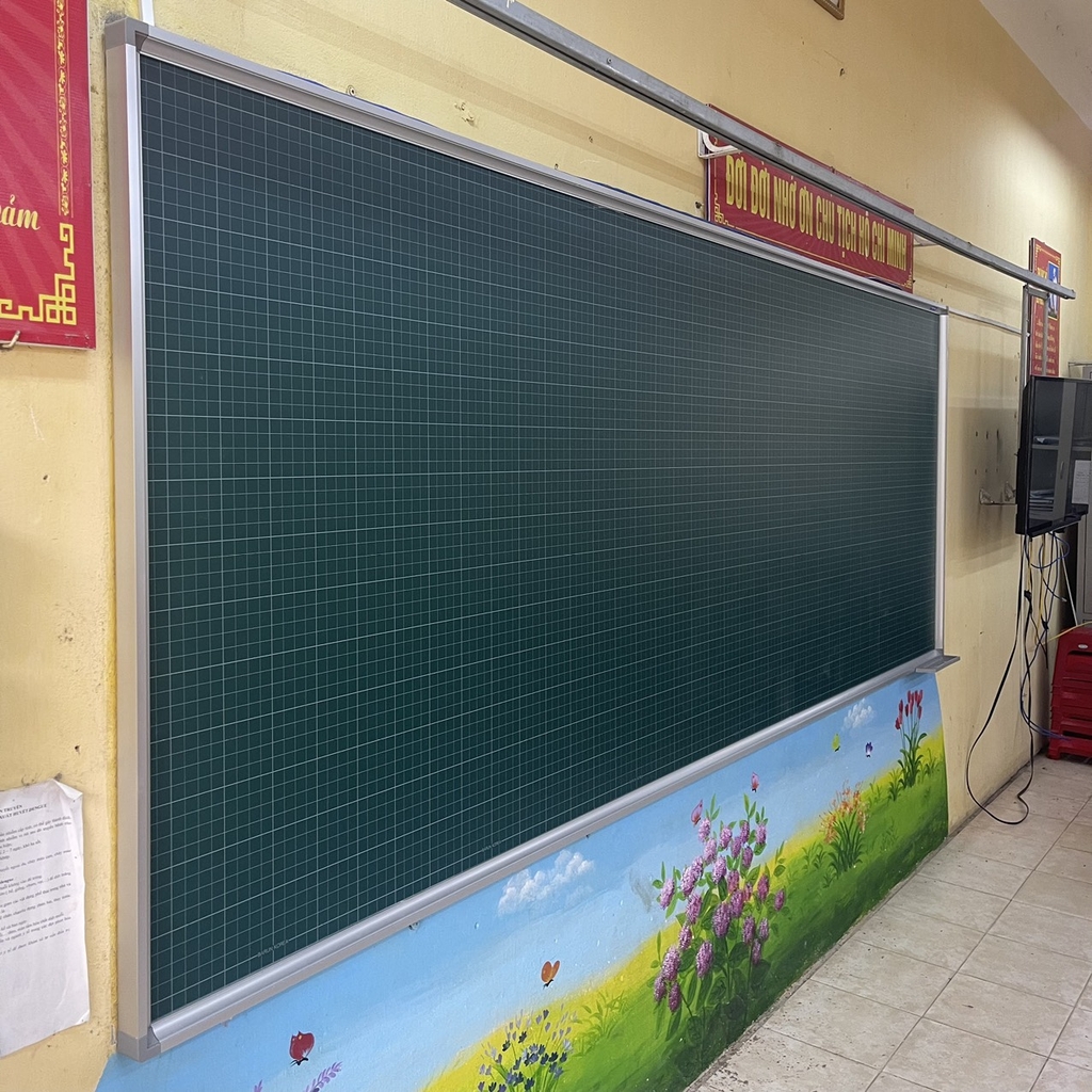 Lắp đặt bảng từ xanh kẻ ô ly tiểu học