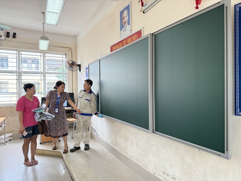 Hệ thống bảng trượt ngang hiện đại mang đến không gian học tập gọn gàng và chuyên nghiệp.
