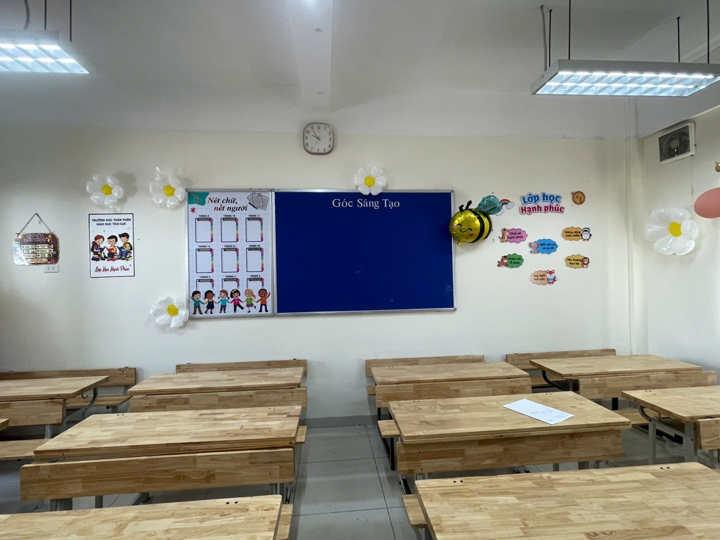 Vadoto hoàn thiện bảng ghim nỉ xanh cho góc sáng tạo trong lớp học