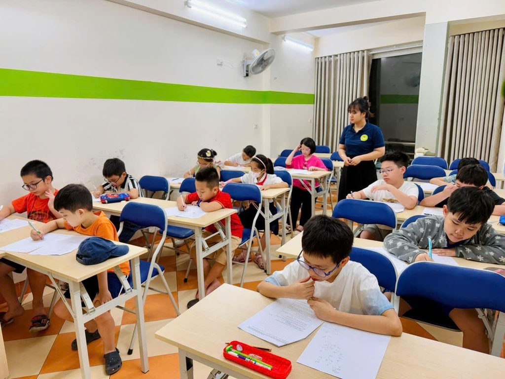 Bàn ghế học sinh phù hợp với độ tuổi học sinh và diện tích lớp học