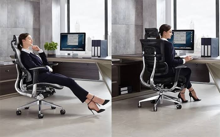 Trang bị bàn ghế làm việc đầy đủ cho nhân viên