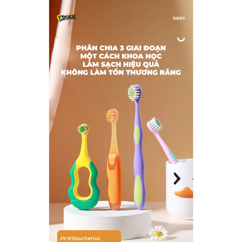 Bàn chải đánh răng cán lượn sóng cho trẻ em, màu hồng và cam.
