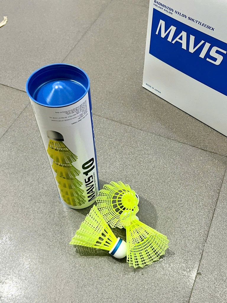ỐNG CẦU LÔNG NHỰA YONEX MAVIS 10(6 QUẢ)