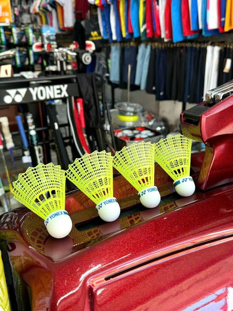 ỐNG CẦU LÔNG NHỰA YONEX MAVIS 10(6 QUẢ)