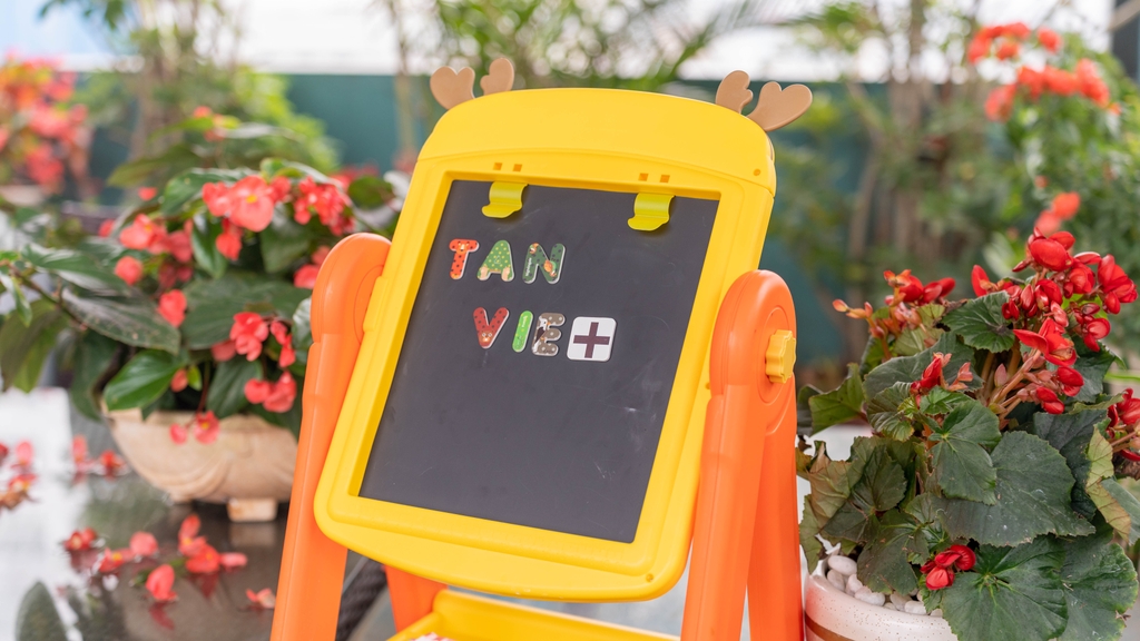 Bảng Vẽ Nam Châm 2 Mặt Cho Bé - (24 Chi Tiết) - Tặng Kèm Phấn, Bút, Bảng Sticker Chữ Số Nam Châm