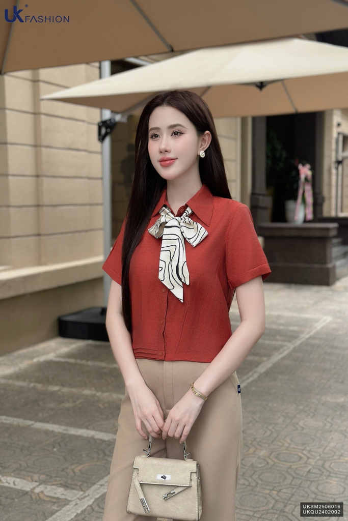 Sơ mi cổ đức xếp chéo bấu gấu gọn gàng UKSM2506016