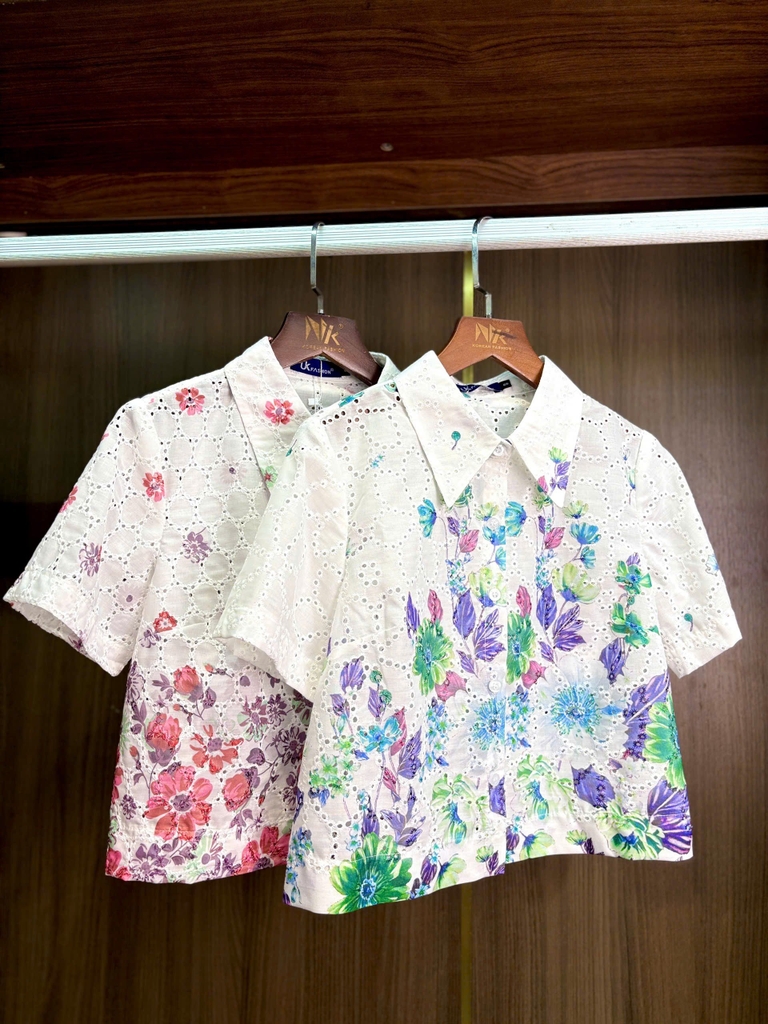 Sơ mi hoa chân cổ đức croptop xinh xắn, rực rỡ UKSM2505015