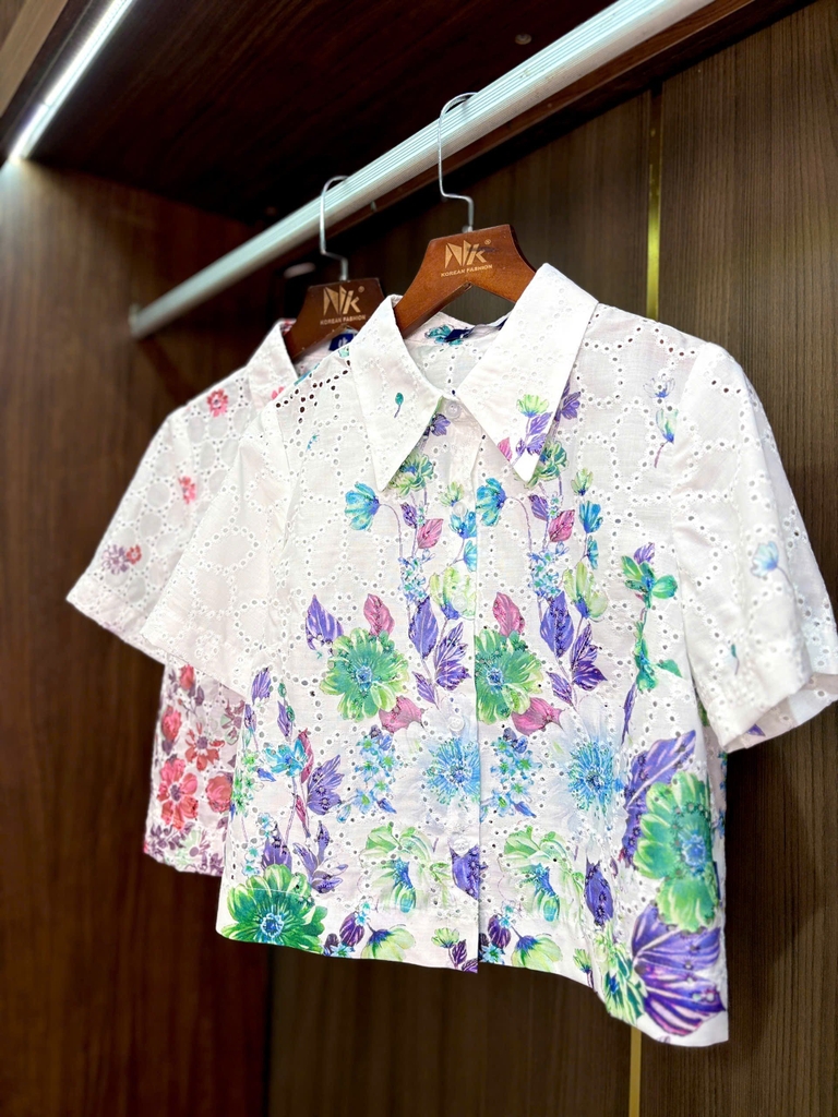 Sơ mi hoa chân cổ đức croptop xinh xắn, rực rỡ UKSM2505015