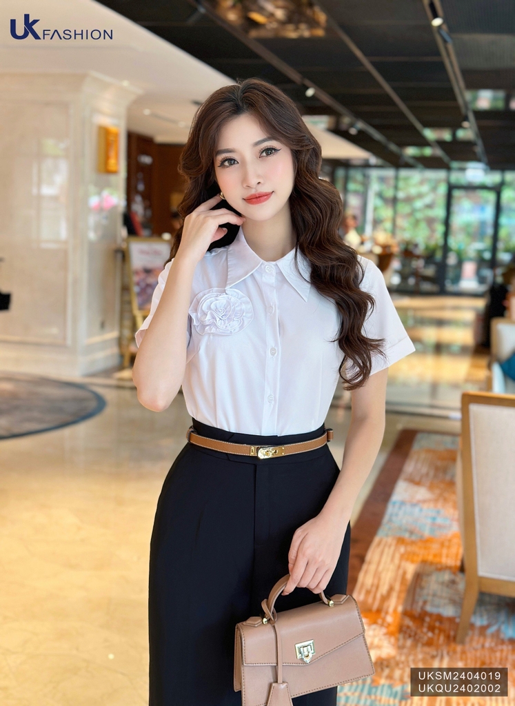 Sơ mi dáng croptop cổ đức hoa ngực duyên dáng, hợp thời trang, hiện đại UKSM2404019