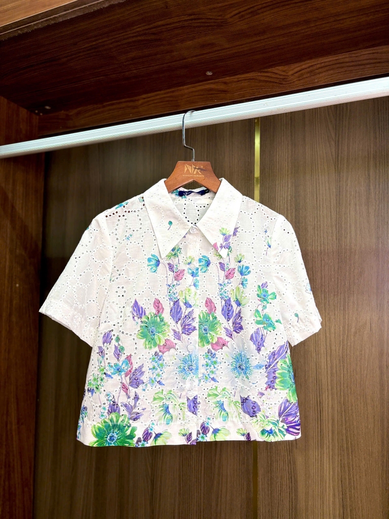 Sơ mi hoa chân cổ đức croptop xinh xắn, rực rỡ UKSM2505015