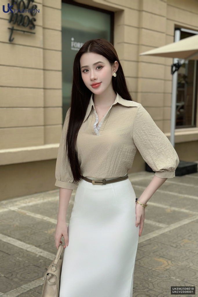 Sơ mi lá cổ V kê ren dễ mặc che khuyết điểm UKSM2506019