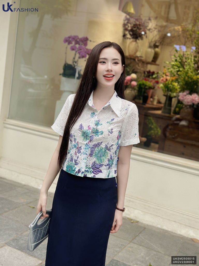 Sơ mi hoa chân cổ đức croptop xinh xắn, rực rỡ UKSM2505015