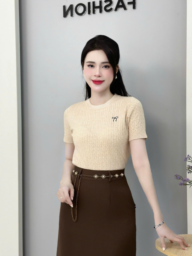 Áo Len Cộc Tay Thêu Nơ UK Fashion Công Sở Nữ Nữ Tính, Thanh Lịch Vải Mềm Mịn UKFAL2410002