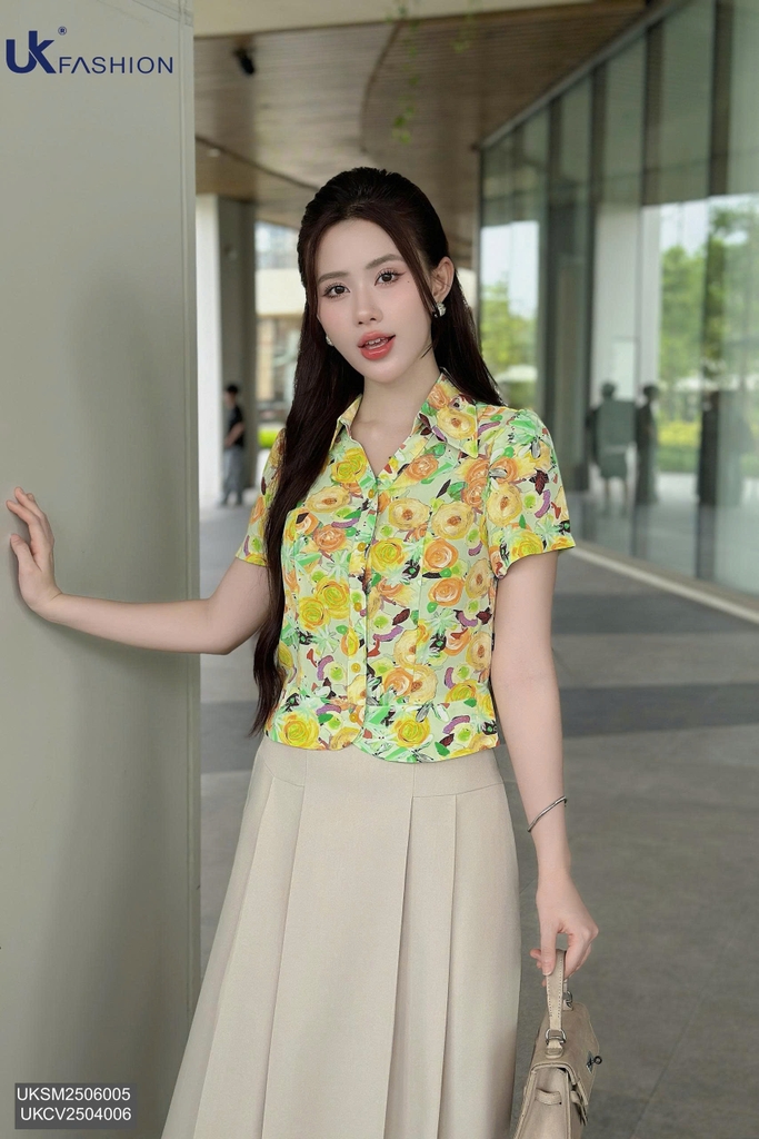 Sơ mi hoa V cổ lá rực rõ, xinh xắn, điệu đà UKSM2506005