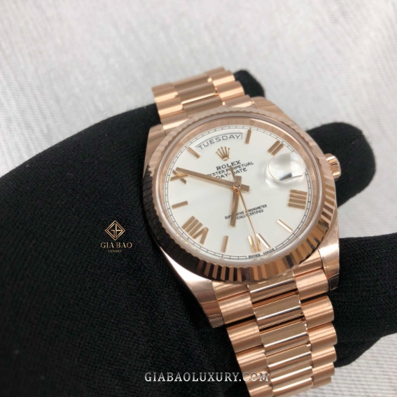 Đồng Hồ Rolex Day-Date 40 228235 Mặt Số Trắng Cọc Số La Mã