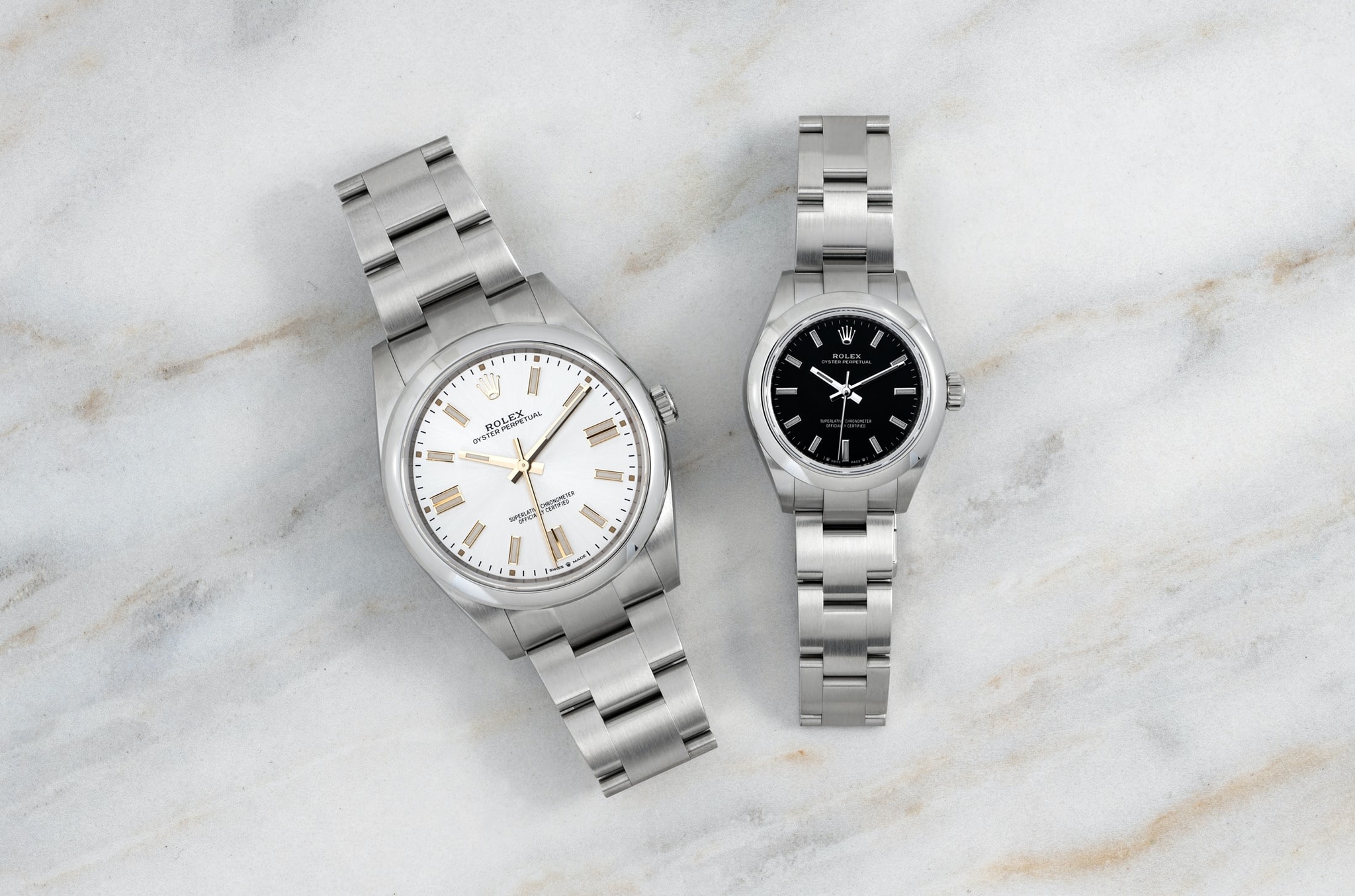 Rolex OP 41 Silver (trái) và OP 28 Radiant Black (phải).