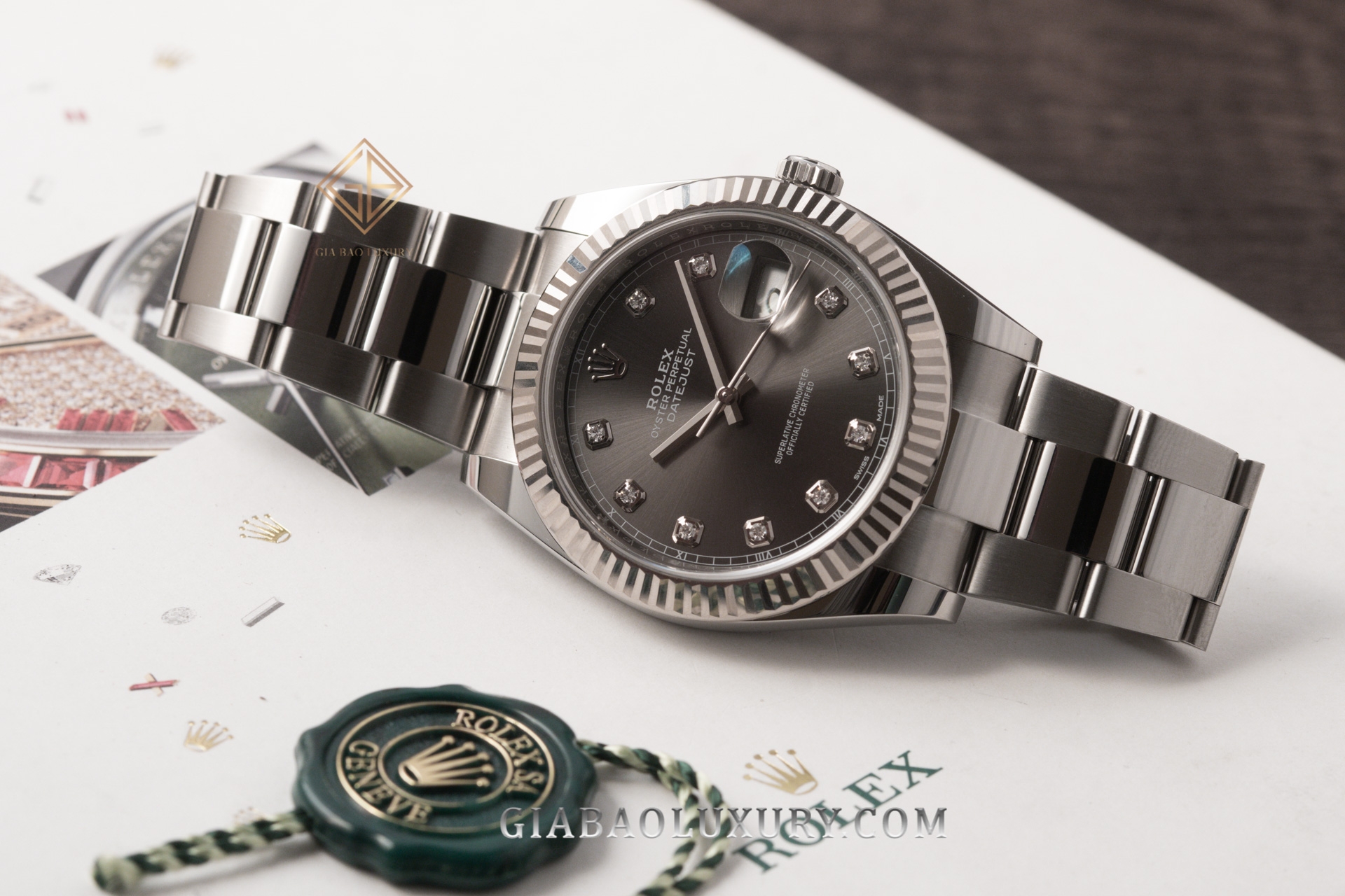 đồng hồ Rolex Datejust 126334 mặt số Rhodium tối, cọc số kim cương dây đeo Oyster