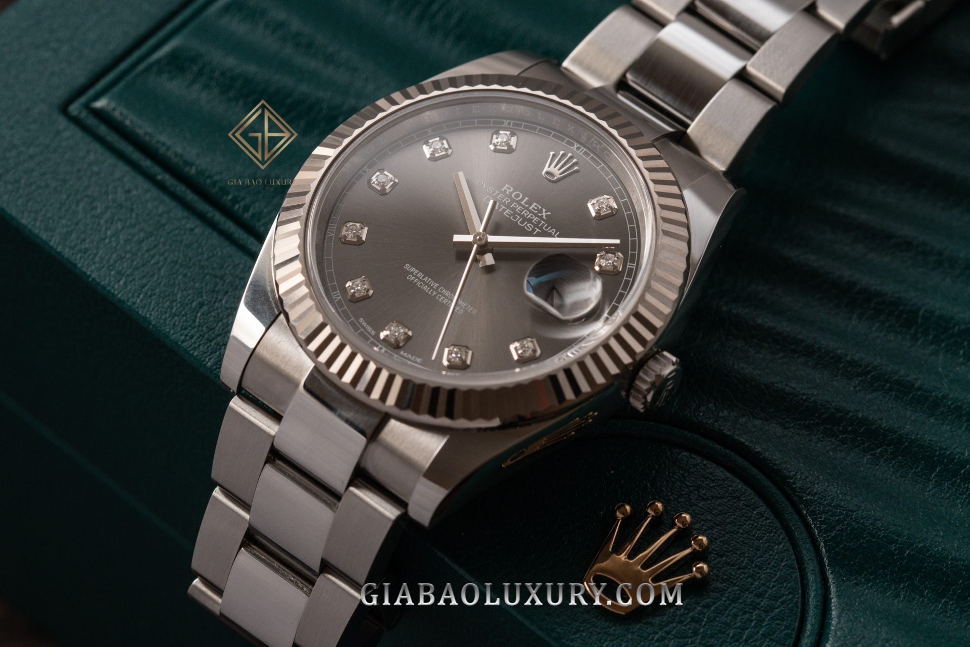 đồng hồ Rolex Datejust 126334 mặt số Rhodium tối, cọc số kim cương dây đeo Oyster