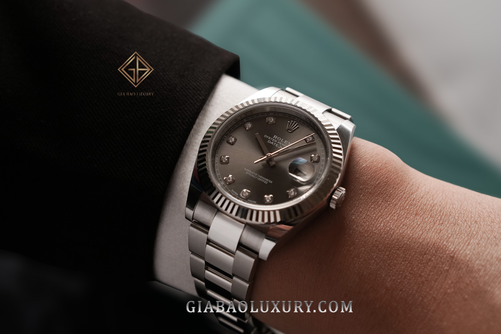 đồng hồ Rolex Datejust 126334 mặt số Rhodium tối, cọc số kim cương dây đeo Oyster