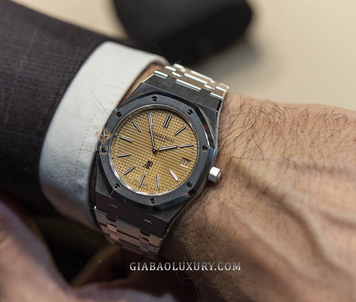 Đồng Hồ Audemars Piguet Royal Oak Jumbo Extra-Thin 15202BC.OO.1240BC.01