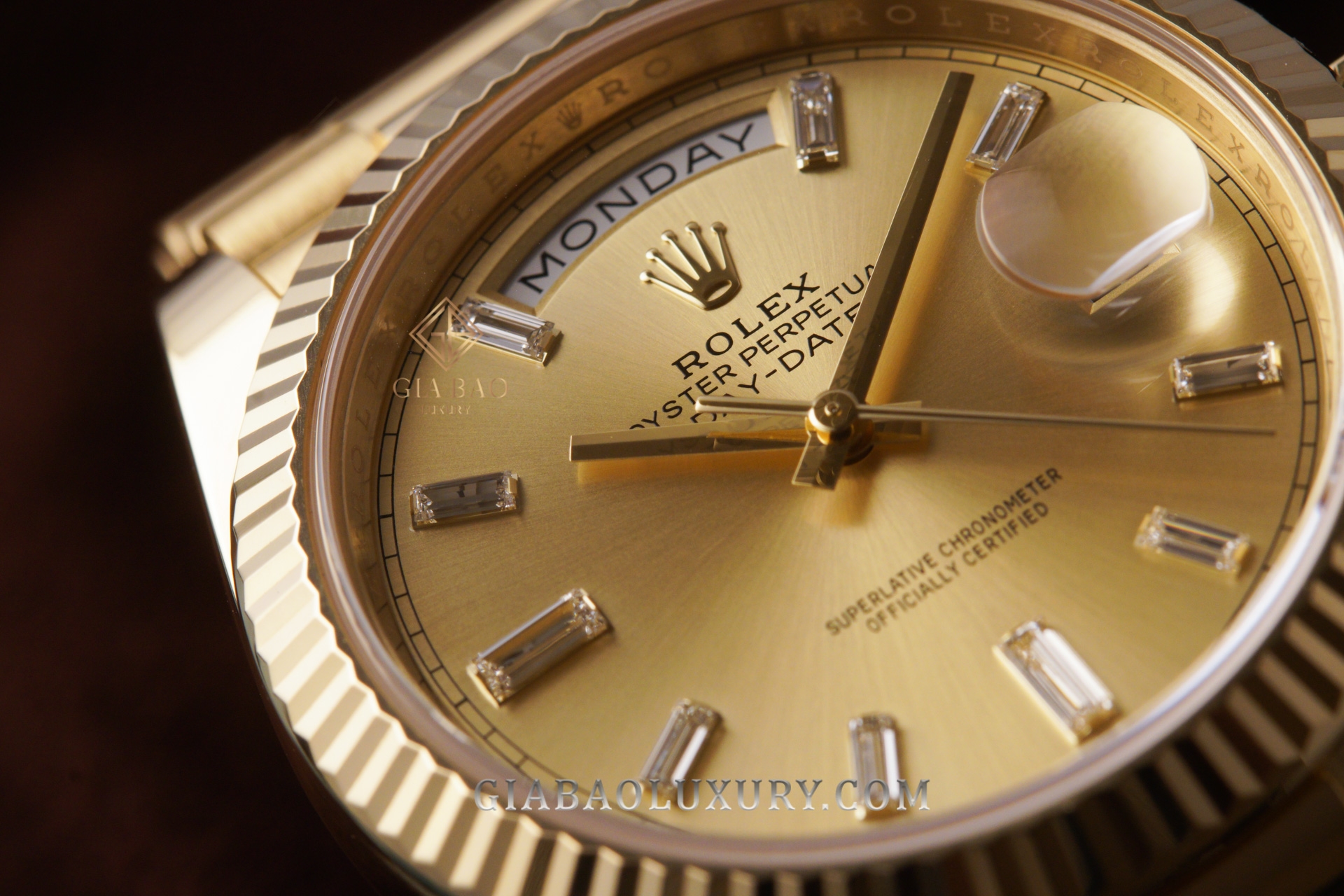 Đồng Hồ Rolex Day-Date 40 228238 Mặt Số Champagne Cọc Số Kim Cương