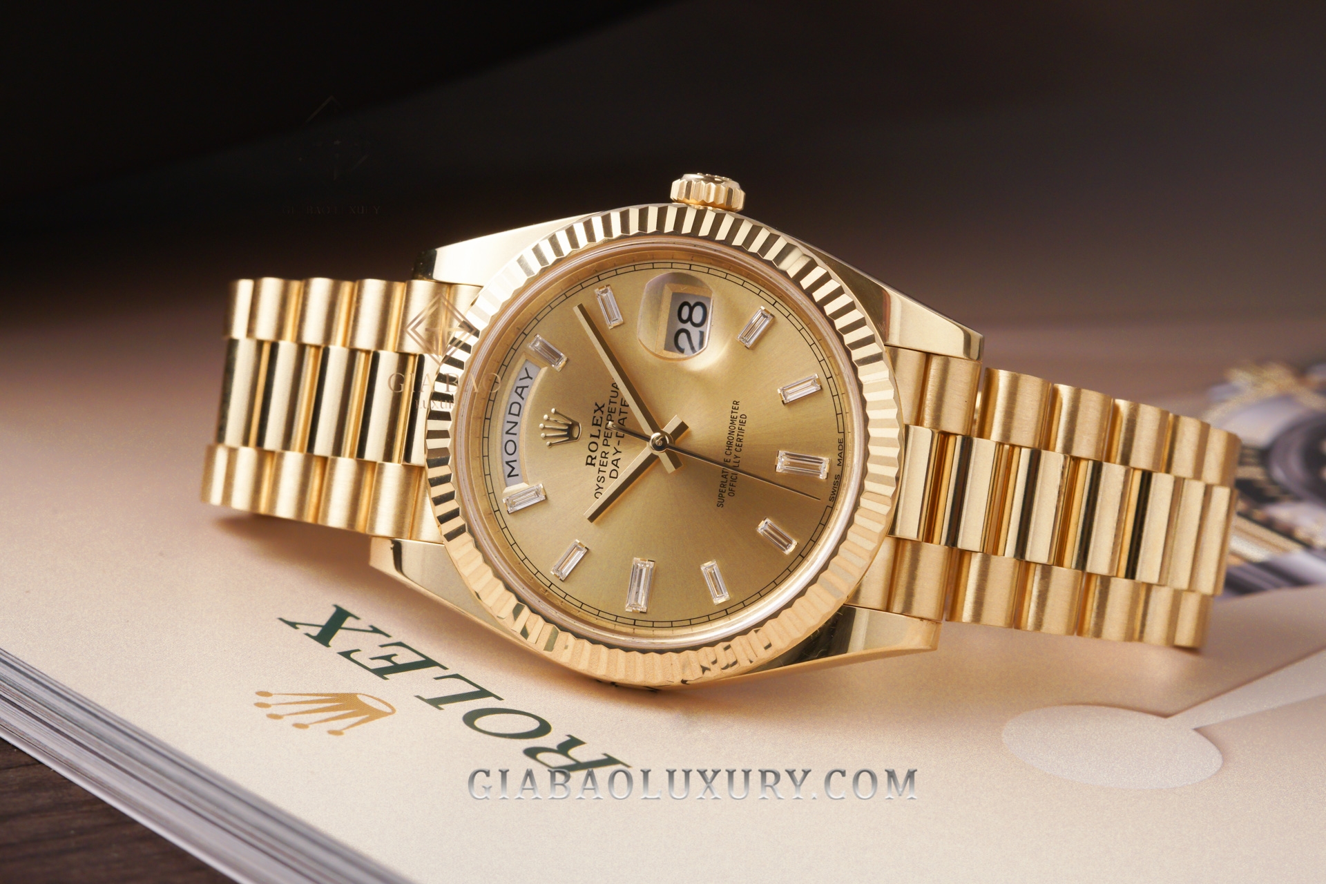 Đồng Hồ Rolex Day-Date 40 228238 Mặt Số Champagne Cọc Số Kim Cương