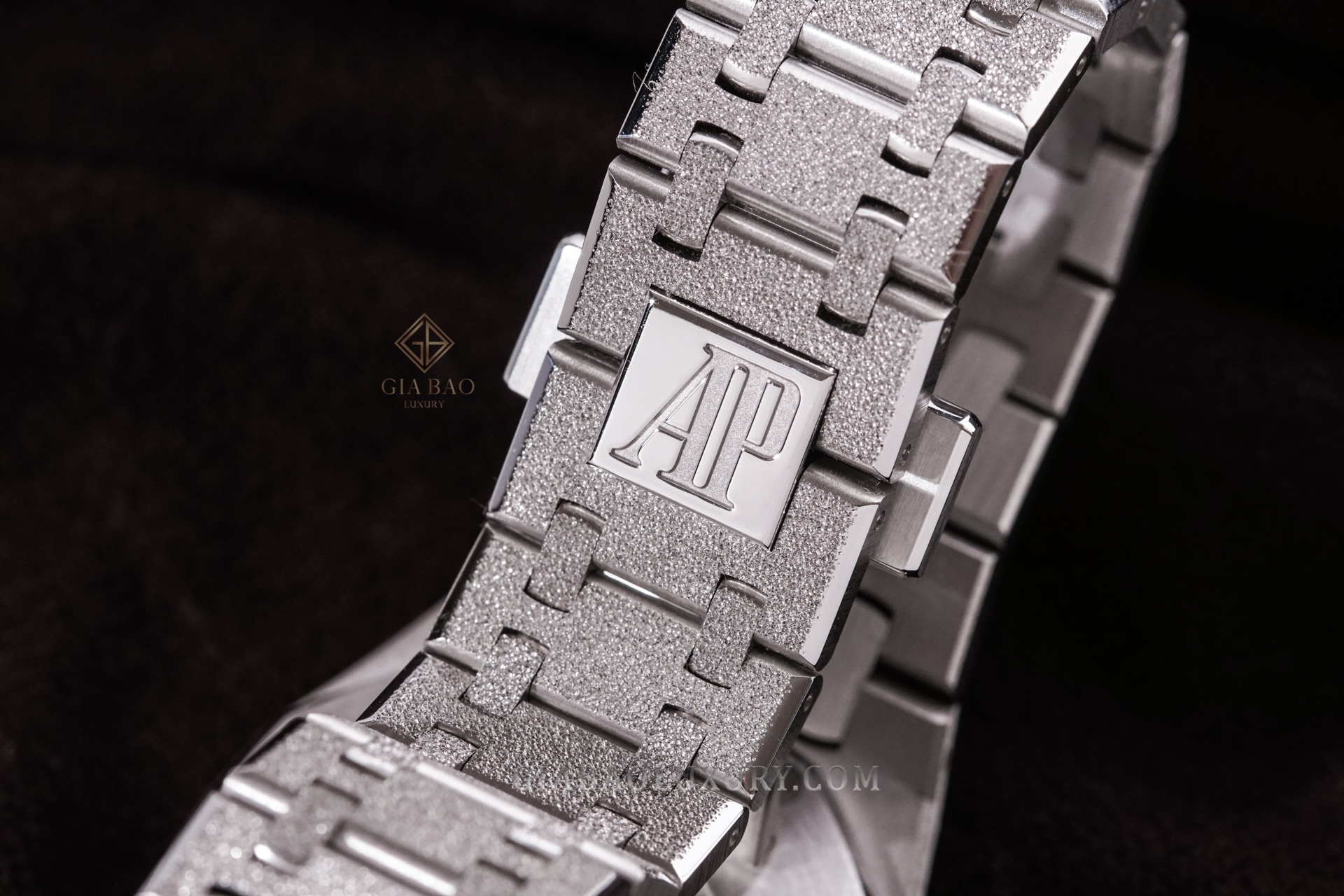 Đồng Hồ Audemars Piguet Royal Oak Frosted Gold 67653BC.GG.1263BC.02