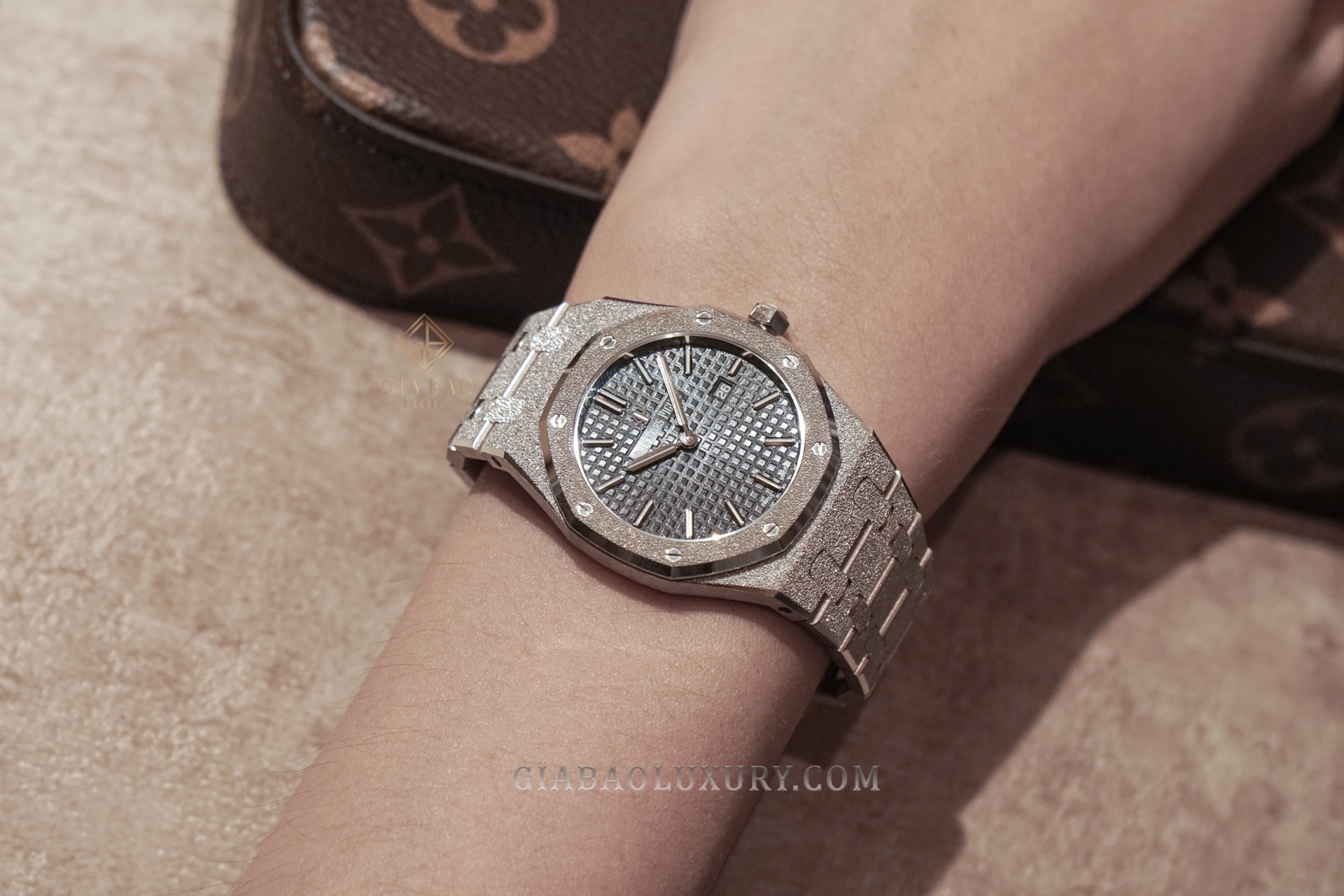 Đồng Hồ Audemars Piguet Royal Oak Frosted Gold 67653BC.GG.1263BC.02