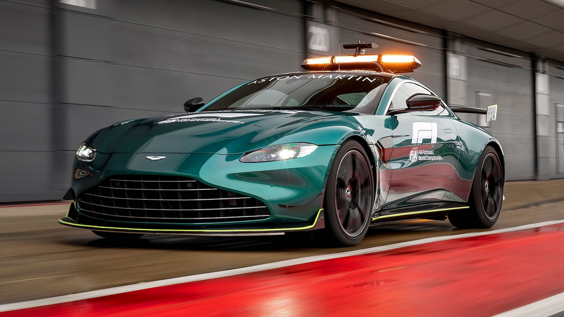 Đồng hồ Girard-Perregaux Laureato Chronograph Aston Martin Edition