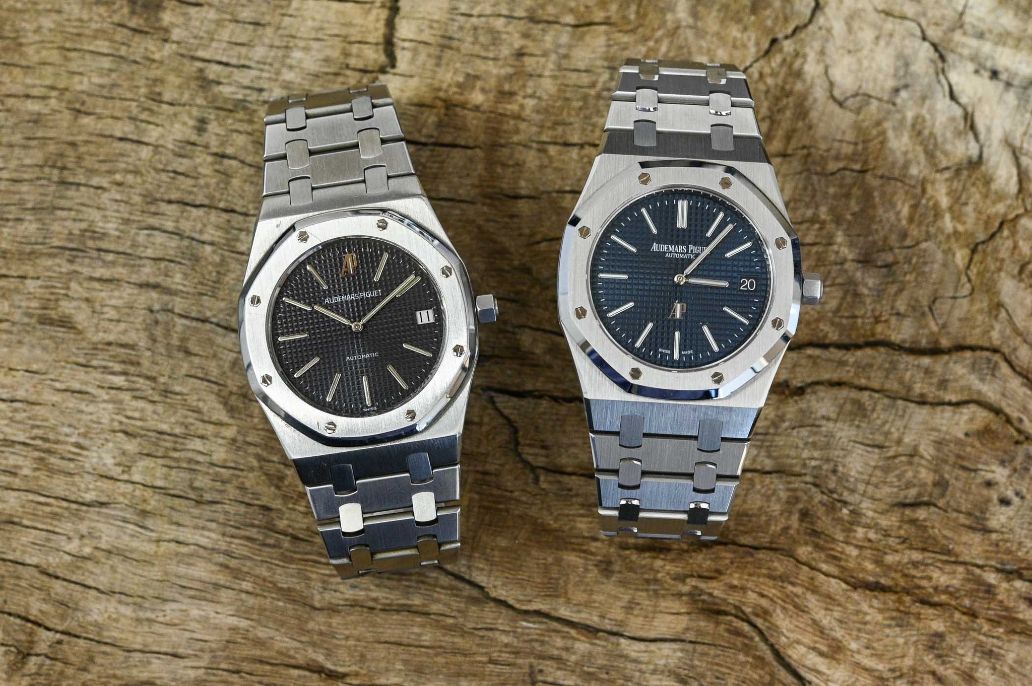 Hai thế hệ Audemars Piguet Royal Oak, 5402ST cổ điển (trái) và 15202ST hiện đại (phải)